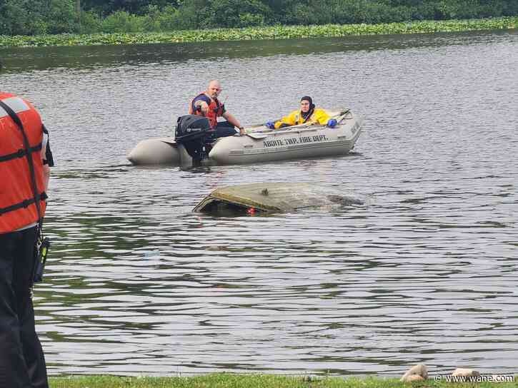 Crews remove stolen SUV from Allen County lake