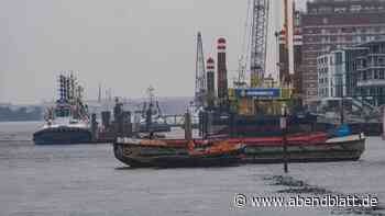 Havarie nahe „Dockland“ – Schiffe drohen auf Elbe zu kippen