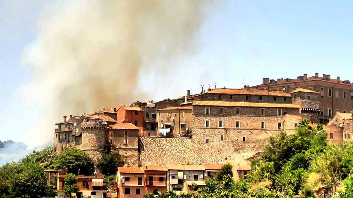Alta colonna di fumo nel cielo: incendio vicino alle case del centro storico
