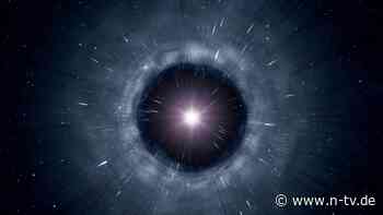Galaxie hell erleuchtet: Schwarzes Loch wohl erstmals beim Aufwachen beobachtet