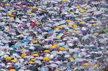 Hundreds die as soaring temperatures scorch pilgrims on Haj in Saudi Arabia
