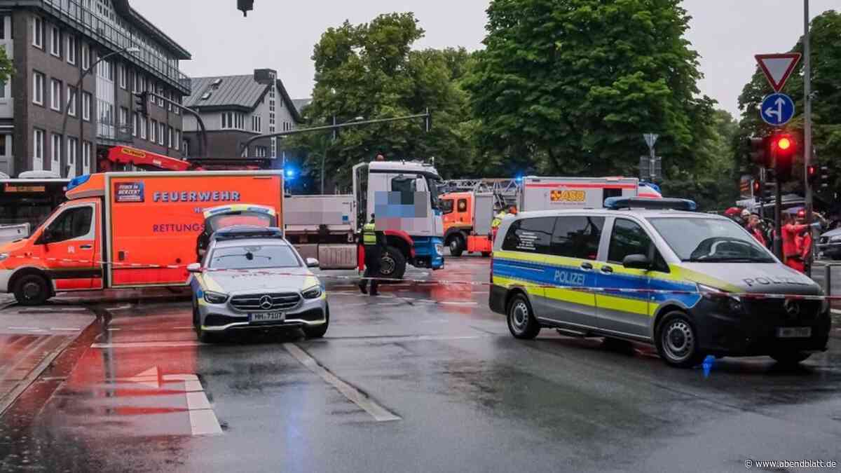 Hudtwalckerstraße: Fußgänger wird von Lkw überfahren und stirbt