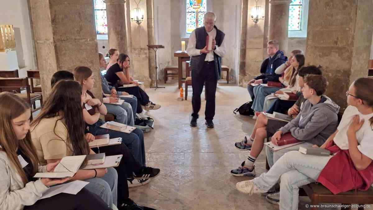Von Gebeten bis Grabsteinen: Schüler erleben Klosterleben