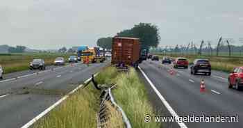 Vrachtwagen strandt in middenberm op de A15: beperkt verkeer in beide richtingen