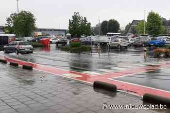 Water stroomt op parking Carrefour en op Steenweg op Tielen
