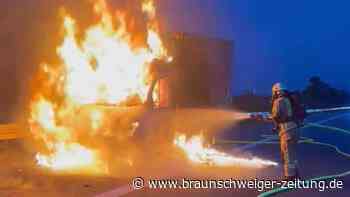 Pritschenwagen brennt auf A2 nahe Helmstedt komplett aus