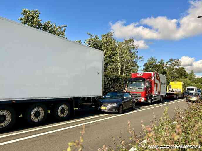 Vrachtwagens en auto botsen op N201 Vinkeveen: file in beide richtingen