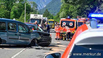 Schwerer Verkehrsunfall bei Oberau: Frau prallt in entgegenkommenden Wagen