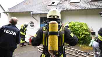 Opfer "erheblich" verletzt: Mann sticht auf Familie ein und steckt Haus in Brand