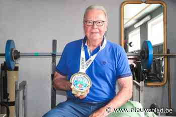 ‘s Werelds sterkste senior Hervé (80) breekt wereldrecord bench press: “Ik eet wat mijn vrouwtje kookt en ik train veel”