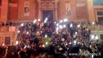 In piazza Sempione gli studenti cantano "Notte prima degli esami"