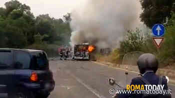 Bus in fiamme a Roma. Mezzo della Roma Tpl torna al deposito e prende fuoco (VIDEO)