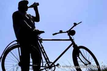 Bier-Kasten auf Gepäckträger: Betrunkener Radfahrer aus Warburg stürzt