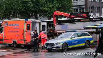 Fußgänger stirbt bei Lkw-Unfall  – Identität gibt Rätsel auf