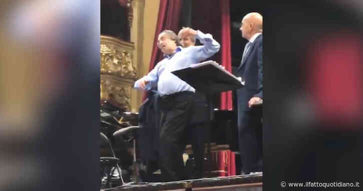 Va’ pensiero? No, “vaffanc…”. Il coup de théâtre del maestro Riccardo Muti sul palco rivolto ai politici (in platea il sottosegretario Mazzi)