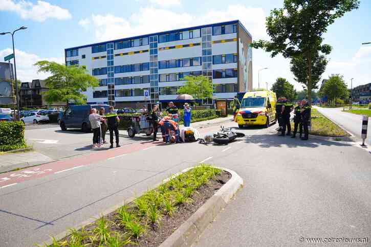 Motorrijder botst op aanhanger in Velp en raakt gewond