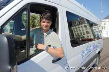 Buschauffeur Olivier (19) toert met nieuwe marktbus door stadskern: “Marktgangers van buurtparkings naar kraampjes brengen”