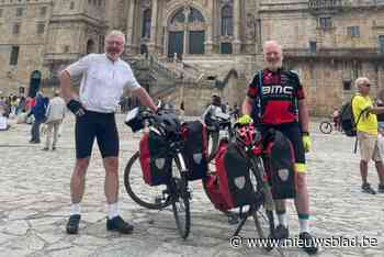 En dan nu een frisse pint: gezegende broers Bruno (70) en Frans (67) arriveren in Compostela na tocht voor speciale fiets