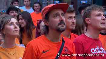 Publiek in Oranjestraat in Tilburg leeft mee met verliezend Oranje