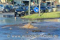Wasserrohrbruch vor Wiesbadener Hauptbahnhof sorgt für Verkehrschaos