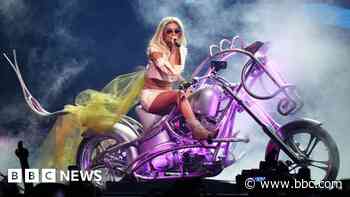 Shania Twain hopes to ride a horse to Glastonbury stage