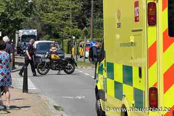 Motorrijder (59) zwaargewond na botsing met fietsster: man zat gekneld onder motor