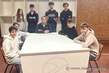 VTI-leerlingen houtbewerking bouwen televisiestudiotafel voor PlattelandsTv