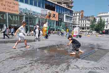 Kinderen zoeken verkoeling in waterfonteintjes op Muntplein