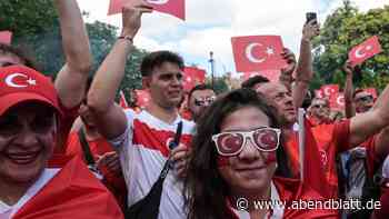 Fanmarsch startet – Tausende rufen „Türkiye, Türkiye“