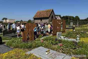 Verharding en kiezel maken plaats voor gras en bloemen op parkbegraafplaats Linkhout