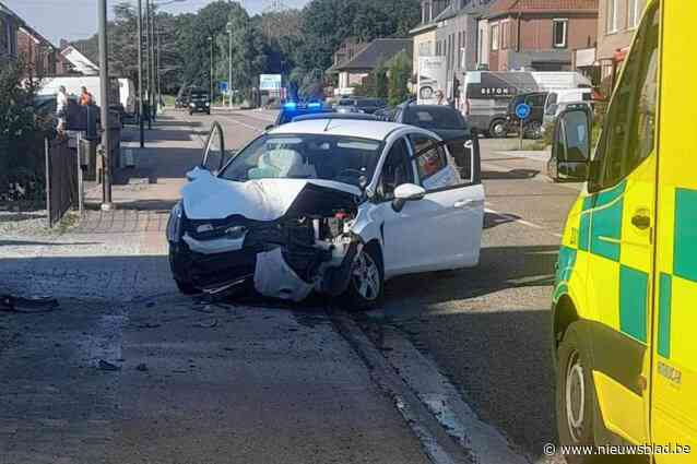 Tractor belandt op zijn zij na botsing met auto in Munsterbilzen, twee gewonden