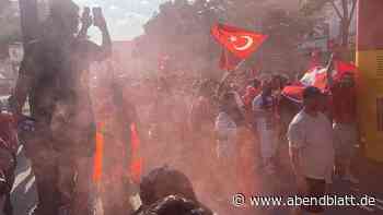 22.000 bei Fanmärschen – Türken zünden Pyros auf der Reeperbahn