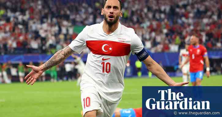 Turkey into last 16 after late victory seals exit for 10-man Czech Republic