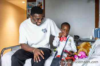 Le basketteur de l'AS Monaco Yakuba Ouattara en visite à Aziz, 7 ans, opéré du cœur au Centre Cardio-Thoracique à Monaco
