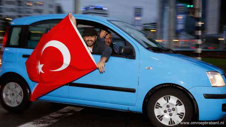 Turkije wint, dus fans toeterend op straat: 'Elk land viert eigen feestje'