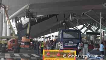 Indien: Flughafendach bricht wegen Wassermassen zusammen