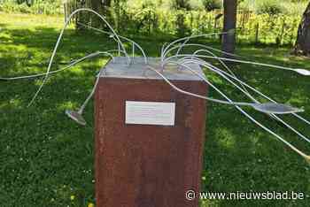 Vandalen vernielen monument ter ere van de Corona-overledenen