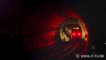 Im Tunnel liegengeblieben: Feuerwehr muss überhitzte S-Bahn evakuieren