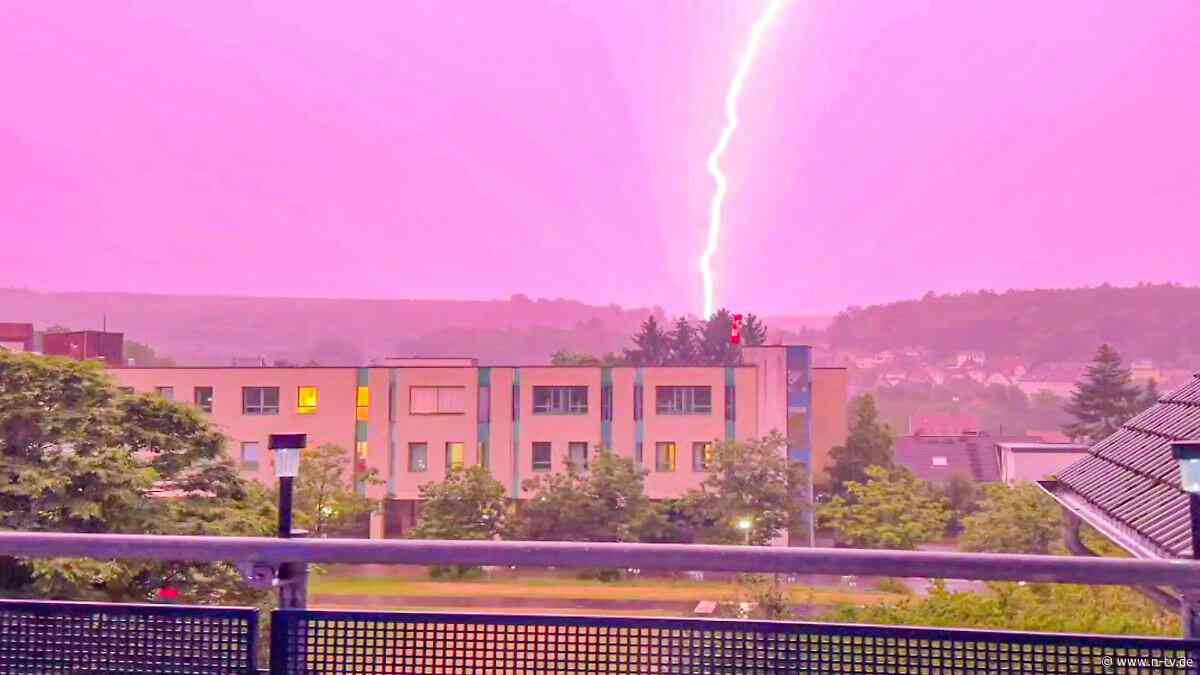 Fußballfans mussten stark sein: Schwere Gewitter überziehen Deutschland