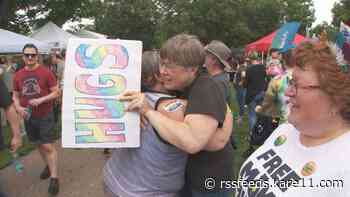 Parents give 'free mom hugs' at Twin Cities Pride