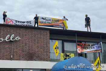 Opnieuw protest tegen asielcentrum in voormalig hotel: demonstranten staan op dak