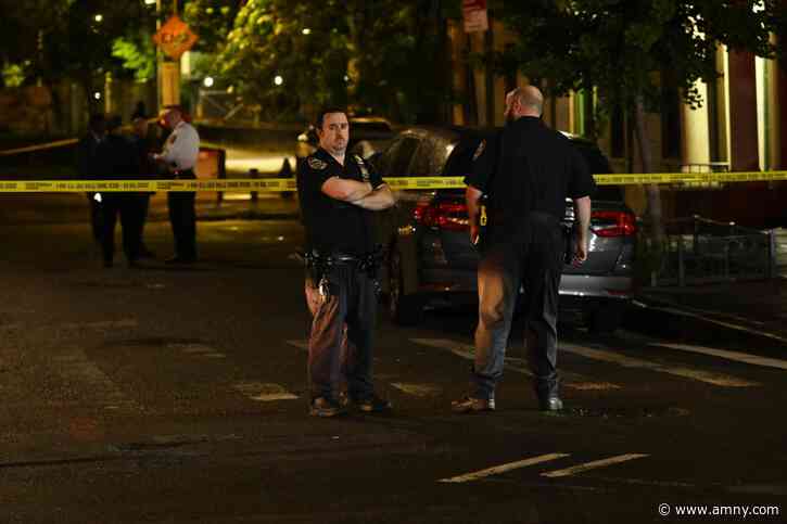 Bronx double shooting leaves two men wounded, suspect at large: cops
