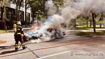 Jaguar steht in München lichterloh in Flammen – Brand verwandelt Luxuswagen in Schrotthaufen