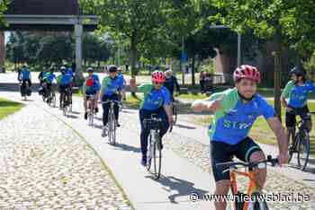 Werkzoekende jongeren fietsen naar Amsterdam met zelfgemaakte fietsen