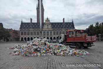 Stadsdiensten dumpen 3 ton afval op Ladeuzeplein: “Dit werd op één weekend verzameld”