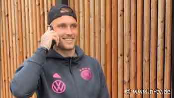 Video sorgt für viel Zuspruch: "Geh bitte ran": Omas Anruf beglückt DFB-Star Raum