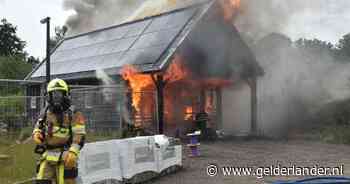 Uitslaande brand bij woonschuur in Zuilichem, getuigen hoorden harde klap