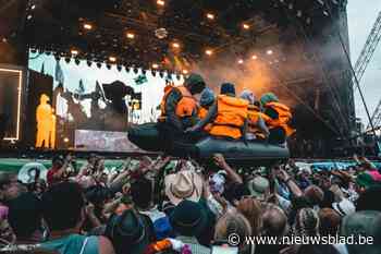 Banksy laat ‘migrantenbootje’ crowdsurfen op Britse festival Glastonbury