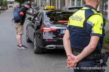 Op pad met het politieteam dat taxi’s controleert: “Vandaag is het wel erg vaak prijs, dat bewijst dat deze acties nodig zijn”