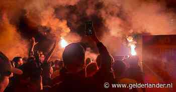 Terugkijken: fans door het dolle heen nadat Vitesse alsnog gered lijkt